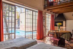 1 dormitorio con 2 camas y piscina en Hotel del Antiguo Convento en Salta