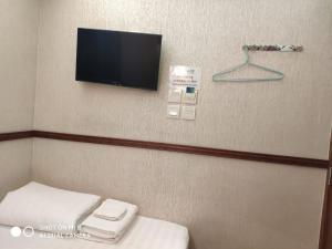 A television and/or entertainment centre at Celltronik Hostel 先創旅店
