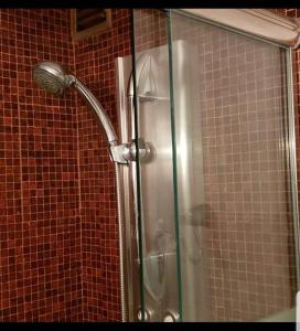 a shower with a shower head in a bathroom at BairesTop con 2 dormitorios y estacionamiento in Buenos Aires