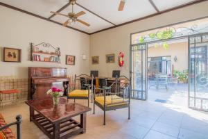 een woonkamer met een tafel en stoelen bij Hotel del Antiguo Convento in Salta