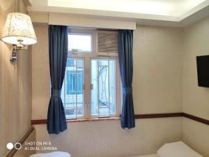 A television and/or entertainment centre at Celltronik Hostel 先創旅店