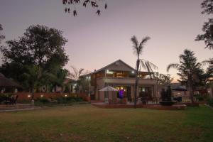 dom z trawnikiem przed nim w obiekcie The Afropolitan w mieście Johannesburg
