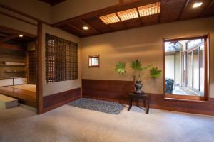 een kamer met een bed, een raam en een tafel bij Nachiya in Kyoto