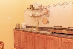 A kitchen or kitchenette at Orchard Fruit Farm Bungalow