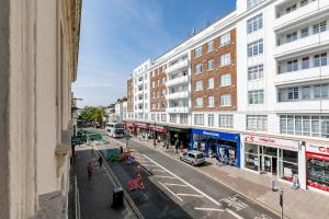uitzicht op een straat met gebouwen bij Central-Few Steps from Brighton Beach by Creatick in Brighton & Hove