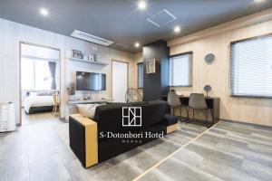 een slaapkamer met een bed en een bureau in een kamer bij S-Dotonbori Hotel Namba - Self Check-In Only in Osaka