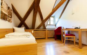 Tempat tidur dalam kamar di Gästehaus St. Georg - Weltenburger Klosterbetriebe GmbH
