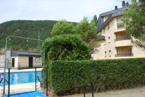 Bazén v ubytování Atico en Biescas con Piscina, Tenis y Barbacoa nebo v jeho okolí