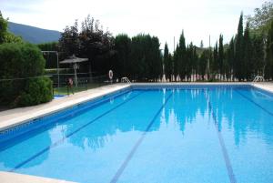 Bazén v ubytování Atico en Biescas con Piscina, Tenis y Barbacoa nebo v jeho okolí