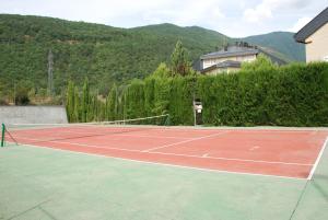 Tenis a/nebo squash v ubytování Atico en Biescas con Piscina, Tenis y Barbacoa nebo okolí
