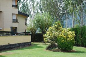 Zahrada ubytování Atico en Biescas con Piscina, Tenis y Barbacoa