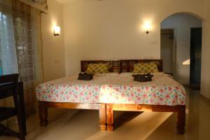 A bed or beds in a room at Magnolia Guesthouse Varkala