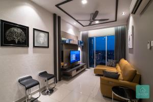 A seating area at JOMSTAY Majestic Premier Suites Ipoh Town