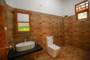 Bathroom sa Riverview Cabana Tissamaharama