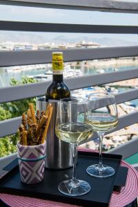 Nápoje v ubytování Piraeus Seaview Elegant Apartments