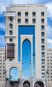 un edificio con muchas ventanas en Tulip Inn Al Daar Rawafid, en Medina