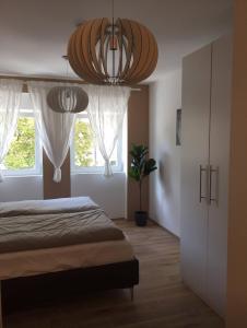 1 dormitorio con 1 cama y 2 ventanas en Koblenz Süd exklusive und zentrale Designer Wohnung, en Coblenza