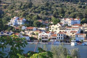 uma cidade numa colina com barcos na água em Villa Pilali em Cefalônia