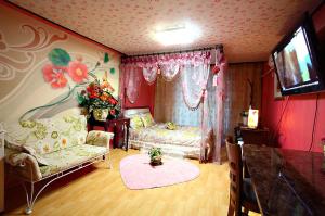 um quarto com uma cama e um sofá num quarto em Gangchon Beautiful Pension em Chuncheon