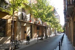 una bicicleta estacionada en una calle al lado de los edificios en Roberto & Elisenda, en Barcelona