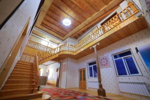 Habitación con escalera en un edificio en Khiva Siyovush Hotel en Khiva