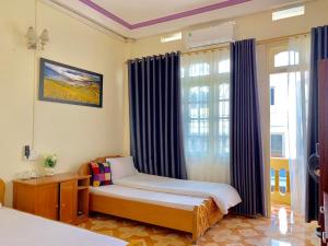 サパにあるThien Phuong Guesthouseの小さなベッドルーム(ベッド1台、窓付)