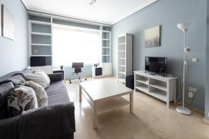 Televízia a/alebo spoločenská miestnosť v ubytovaní Apartamento Nervión Relax and Work (wifi)