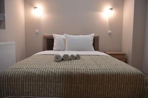 Una cama o camas en una habitación de Olimp