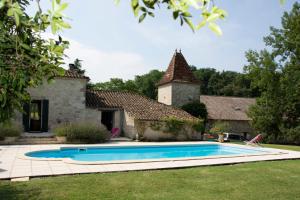 ein Haus mit Pool im Hof in der Unterkunft Domaine de Merugat Chambre d'Hôtes in Valeilles