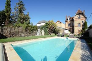 uma piscina em frente a uma casa em A L'Aube de Troyes em Sainte-Savine