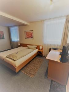 Een bed of bedden in een kamer bij City Hotel Franziska