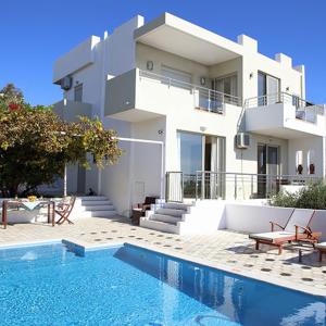 dom z basenem przed domem w obiekcie Euphoria - South Crete Villas w mieście Achlia