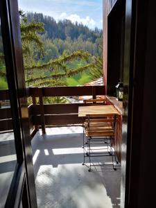 einen Tisch und Stühle auf einem Balkon mit Aussicht in der Unterkunft Résidence DIGITALE, Le Lauze Plagne 1800 in Plagne 1800