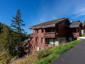 ein Haus an der Seite eines Hügels in der Unterkunft Résidence DIGITALE, Le Lauze Plagne 1800 in Plagne 1800