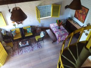ein Wohnzimmer mit einem Sofa und einem Tisch in der Unterkunft Otima casa, perto de tudo!! in Porto De Galinhas
