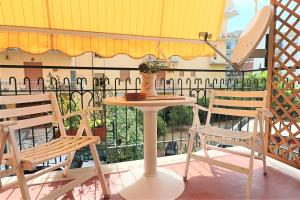 stół i 2 krzesła na balkonie w obiekcie Maison Lubeba w Sorrento