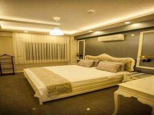 Krevet ili kreveti u jedinici u okviru objekta Lion Park Suites & Residence Hotel