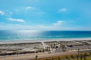 una vista aerea sulla spiaggia e sull'oceano di Portofino Tower 1-903 Beachfront Sunset Views a Pensacola Beach