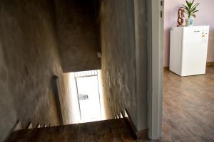 eine Treppe mit Fenster in einem Zimmer in der Unterkunft Presidencia Departamentos in Tupungato