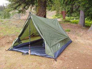 ein grünes Zelt auf dem Boden auf einem Feld in der Unterkunft Merkeza Guest House in Lalībela