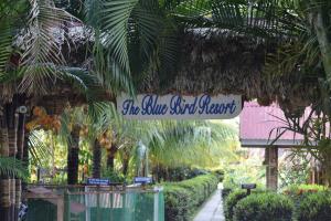 un panneau qui lit le jardin secret de soie dans un jardin dans l'établissement Blue Bird Resort, à Havelock Island