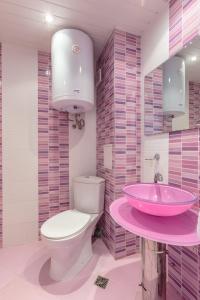 y baño con lavabo rosa y aseo. en Hotel Apolis, en Sozopol