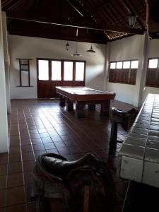 una mesa de ping pong en el medio de una habitación en Girassol, en Gravatá