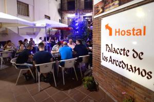 タラソナ・デ・アラゴンにあるHostal Palacete de los Arcedianosのレストランの席に座る人々