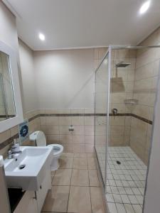 Bilik mandi di Manhattan Luxury Apartments