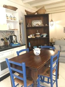 アグリジェントにあるAl 108のキッチン(木製テーブル、青い椅子付)
