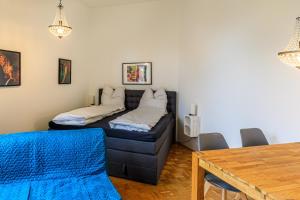 sala de estar con sofá y mesa en Charming City Apartment with parking spot en Würzburg