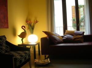 a living room with a couch and a lamp on a table at Albergo Verdi in Padova