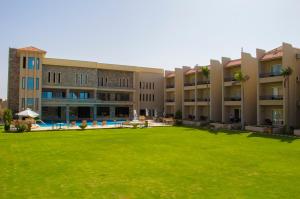 Bazén v ubytování Panacea Suites Hotel nebo v jeho okolí