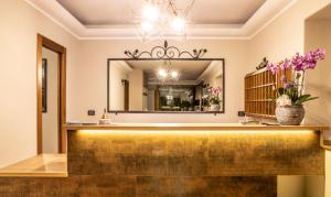 Prosto di PiuroHotel Piuro的沙龙墙上的镜子